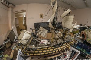 Не представляю как можно разбить такую модель. Ведь собрать её просто титанический труд. В готовом виде бешеных денег стоит.