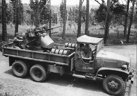 А ещё на  этом шасси начали кустарным методом делать первые Gun Truck. Сначала как мобильное ПВО, а потом (Вьетнам) уже как мясорубку для плотных зарослей джунглей.