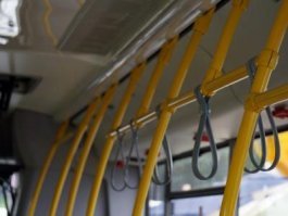 Ладно хер с поручнями в автобусе и метро голова стерпит, но млять болтающиеся всю дорогу напротив глаз петли это уже перебор.