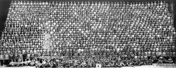 В 1900 году Джордж Лоуренс, пионер панорамной съемки, построил самую большую в мире камеру, чтобы сфотографировать локомотив Alton Limited.
Камера весила 1400 фунтов (640 кг), а вес кассеты со стеклянным негативом составлял более 200 кг. Строительство камеры обошлось в кругленькую сумму 5 000 долларов.