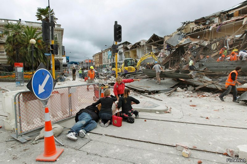 Мюррей и Келли Джеймс смотреят на разрушенный дом..
Землетрясение в Крайстчерче (февраль 2011)...