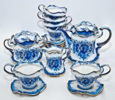 Я написала, что это в принципе распространенный фоновый узор, в том числе для гжели. То, что ваш взгляд зацепился именно а слово Гжель не может быть аргументом.
И да - синий с золотом очень был распространен именно в гжели. В советское время для массового пользователя не использовали золото, но в традиции оно вполне есть