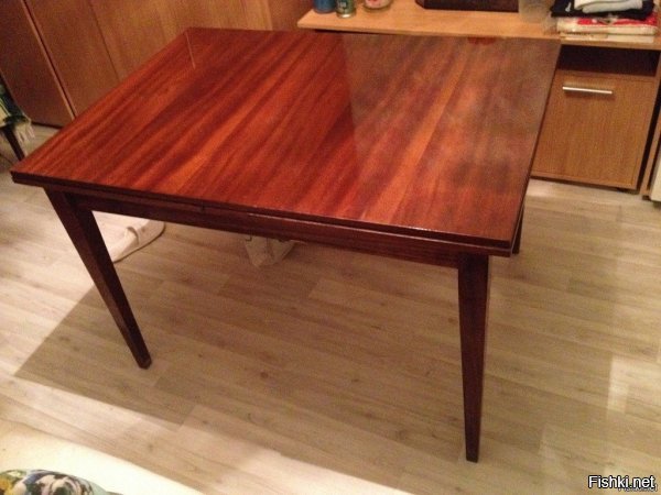 А по мне вот такой стол удобней. Да, занимает больше места, но и сидеть за ним больше народа может, и по центру ноги ни во что не упираются, и дети под ним могут спокойно пробираться. А стоит он в углу, с него скатерть стянули до пола, прижали её на столе 3-4 толстых книги и вот тебе тёмный домик, да туда ещё одеяло принести, подушку, поставить лампу настольную - сколько всего интересного можно было придумать в то время :-)