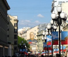 Воевал с немцами как надо, несмотря ни на что (даже на помехи всяких неучей ворошиловых, сталиных). Плохо что не воспользовался в СССР всё-таки в 45-46 году своей силой и не скинул сухорукого параноика.