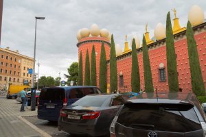 Мне кажется, что сейчас трудно найти человека, который там исчо не был.  =)
Вот, в прошлом году жену возил посмотреть. Эй в целом понравилось, хотя она вообще никогда не была поклонником творчества Сальвадора.