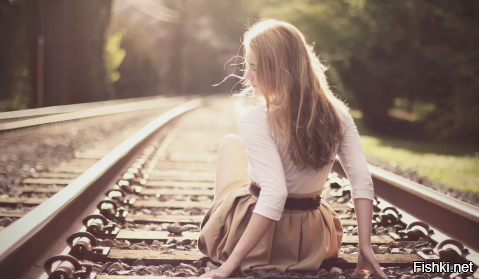 Мда, бывет...
ускной коллектор унитаза в поезде выходит прямо на рельсы. Это видно по тому отверстию, которое открывается при смывании. Поэтому особого секрета здесь нет никакого.
Туалет в поезде устроен так: содержимое попадает на откидывающуюся крышку унитаза внизу. При нажатии на педаль, крышка откидывается и содержимое падает вниз (с громким стуком). При этом автоматически включается слив воды, производящей отмывку стенок унитаза, так как содержимое вашего кишечника может быть довольно мягким и жидким, и способно заляпать стенки этого красивого сооружения из нержавейки, называемого "унитаз в поезде".
Вот, в принципе, и вся технология.Те романтические эпизоды в художественных фильмах, где двое влюбленных идут по шпалам, скорее всего, сильно наиграны, так как идут они не в очень приятных условиях.
Как правильно написала Александра, сейчас стали устанавливать биотуалеты. Но они есть только в фирменных поездах, и ими можно пользоваться, действительно, даже на остановках.