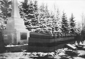 Братская могила на 41км.
Захоронение останков в 1963г.
Перезахоронение останков Неизвестного солдата.
Монумент Штыки сегодня.