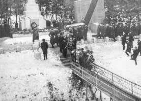 Братская могила на 41км.
Захоронение останков в 1963г.
Перезахоронение останков Неизвестного солдата.
Монумент Штыки сегодня.