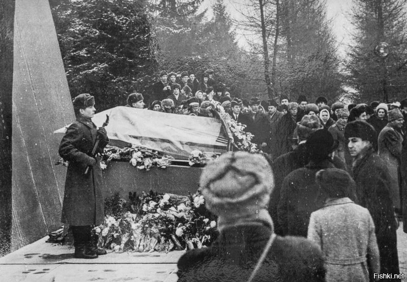 Братская могила на 41км.
Захоронение останков в 1963г.
Перезахоронение останков Неизвестного солдата.
Монумент Штыки сегодня.