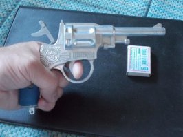 По поводу находок. Первая похожа на мушку от детского пистолета с пистонами времен СССР (фото ниже), вторая тоже времен СССР, мне кажется что это корпус от часов.