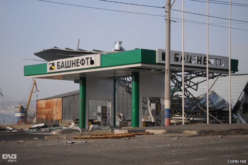 Это Сухумийское шоссе, Восточный район.
Там во время ветра крупные птицы (чайки) летают жопами вперед (ветер сносит), мелких птиц и комаров нет от слова совсем.
Зимой во время ветра мелкие женщины и дети передвигаются, держась за что-либо (заборы, машины, деревья)
Пустые фургоны и контейнера фурщики по-ветру не возят - переворачивает набок.
всем достается