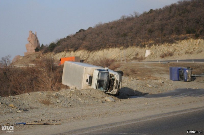 Это Сухумийское шоссе, Восточный район.
Там во время ветра крупные птицы (чайки) летают жопами вперед (ветер сносит), мелких птиц и комаров нет от слова совсем.
Зимой во время ветра мелкие женщины и дети передвигаются, держась за что-либо (заборы, машины, деревья)
Пустые фургоны и контейнера фурщики по-ветру не возят - переворачивает набок.
всем достается