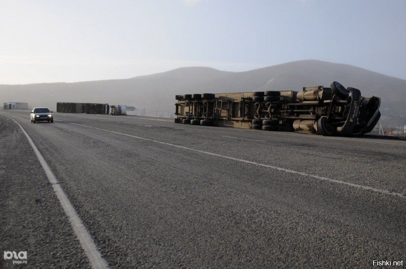 Это Сухумийское шоссе, Восточный район.
Там во время ветра крупные птицы (чайки) летают жопами вперед (ветер сносит), мелких птиц и комаров нет от слова совсем.
Зимой во время ветра мелкие женщины и дети передвигаются, держась за что-либо (заборы, машины, деревья)
Пустые фургоны и контейнера фурщики по-ветру не возят - переворачивает набок.
всем достается