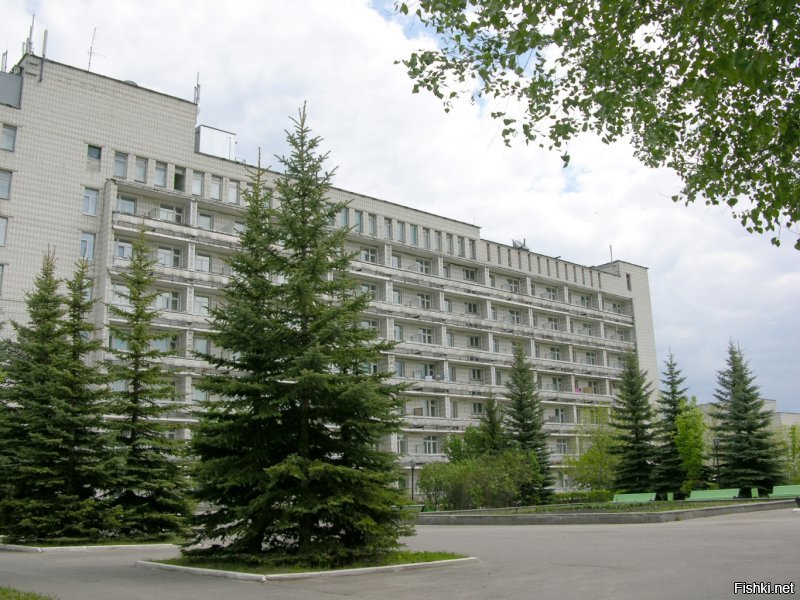 Вот наш санаторий. Завтра ему день рождения - 35 лет. При советских временах закладывали рентабельность, что он будет окупаться при заполняемости 20%. А эти твари умудрились его убыточным сделать, хотя здесь деньги под ногами  валяются.