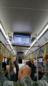 это лысый супергерой держит поручни, чтобы не разошлись. там уже вон аж погнулось.