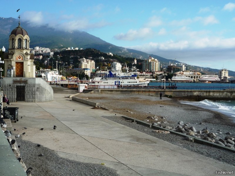 Ялта. Август 2011 года. На этом пляже, техническом, кстати, утонул семилетний мальчик. Спасатели его выловили. Привязали за ногу к колышку, вбитому в пляж. До приезда полиции он так и плавал, лицом вниз. И что? А вокруг все плавали на матрасах, ныряли, визжали от радости.. Плескались.
А на набережной орала бабушка. Она с внуком из Симферополя приехала.. недосмотрела. Настолько сильный осадок остался, что семь лет в Ялту не ездили.