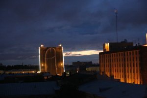 Член в плену у кремля.
Предыдущая акция на Литейном мосту называлась "член в плену у КГБ". Питерский член больше.
Почему на мосту?  Всё просто, подсвеченное здание справа на фото - офис КГБ.  Интересно, кремлевский из окна негаранта снимали?