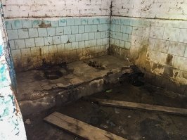 Это смотря где. В нормальных торговых центрах, например, все не хуже.

Но таких еще немало осталось: