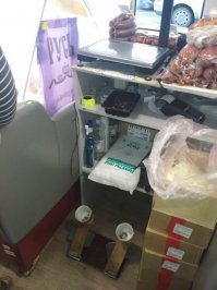 Ладно все эти маркетинго-мошеннические схемы уже более-менее не шокируют. Но как же меня "удивляют" люди, которые вот так откровенно (как они со своей совестью договариваются?) воруют у людей деньги как на фотке.
Ссуки, таких надо не только расстреливать, аннигилировать. Ведь они проходят домой и хвастаются - вот как я сегодня много ЗАРАБОТАЛ!
Своим детям "нате! вам папа/мама конфетку купил", а в то самое время сотня покупателей то своим детям конфет не купит, потому что эта тварь решила, что его детям нужнее. Прям пригорает, от осознания того, что рядом эти люди живут и здравствуют.