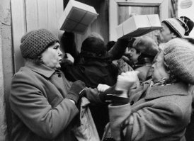 «Социалистическое искусство   новый, высший этап на пути развития художественной деятельности человечества. Мы стоим на пороге нового Возрождения». - Говорили они.
Реальность:
Запись на ковры в городе Заречный, Пензенская область, 1974 год
