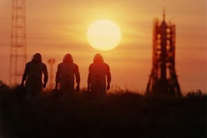 Фотография называется "На работу в космос". У меня над столом висела, когда я в школе учился.