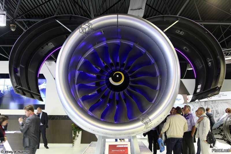 ПД-14 движок авиационный.Двигатель тягой 14 тонн или Пермский Двигатель образца 2014 года.Посмотри на крыло справа.