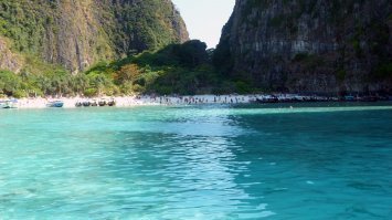 А вы там вообще были? О какой паре сотен лодок вы говорите. Пляж то совсем небольшой.