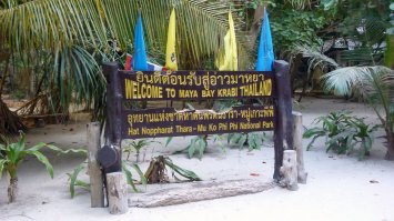 А вы там вообще были? О какой паре сотен лодок вы говорите. Пляж то совсем небольшой.