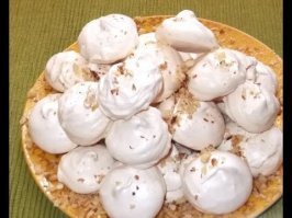 читалось как-то, что хлеб и не хлеб.
Фураж мука - не спасет даже хлебопечка.
Хз - 
Взбивайте яйца!
Пирожное "Бизе" :)
гугла