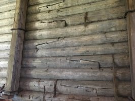 Обратите внимание на "замок", каким в варнице соединены короткие бревна для удлинения. Сейчас таких уже нигде не встретить