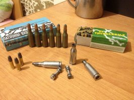 Сегодня на ганзе читал о винте тоз 78-17, там было в паре комментов о оболочечных патронах 22lr. Никогда не встречал. Ну а эти на вид покрупнее мелканских, скорее всего магнумовские. Хотя могут быть вообще от патрона 5.6+39. У нас под него делают барс и комбинашку север. На фотках разные типы пуль. Мелкашечная стандартная в том числе. С карабинами раньше шли вставыши(адаптеры), чтоб можно было стрелять 22м патроном. (3-4фотка)