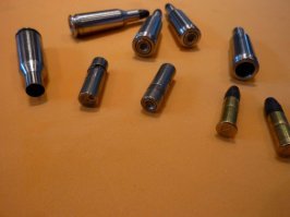 Сегодня на ганзе читал о винте тоз 78-17, там было в паре комментов о оболочечных патронах 22lr. Никогда не встречал. Ну а эти на вид покрупнее мелканских, скорее всего магнумовские. Хотя могут быть вообще от патрона 5.6+39. У нас под него делают барс и комбинашку север. На фотках разные типы пуль. Мелкашечная стандартная в том числе. С карабинами раньше шли вставыши(адаптеры), чтоб можно было стрелять 22м патроном. (3-4фотка)