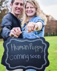 "Меня зовут Холли Винтер; иначе Остролист Зимний. Я в том неповинна. Пока не родилась я, мои родители, или, как они всегда называли себя, производители, ни разу не давали имен новорожденным людям. За неделю до моего рождения две их суки   золотистые ретриверы   принесли в общей сложности семнадцать щенят. Я шла номером восемнадцатым. Так что мне еще повезло   я не стала ни «Малышкой Бака», ни «Милашкой Марисы». У меня частенько возникало такое чувство, что человечий щенок, должно быть, вызывал у Бака и Марисы удивление. Вот, верно, обалдели они, когда я начала произносить слова! Бак ведь считает речь чем-то вроде особо продвинутой формы лая. Когда я окончила среднюю школу, он объяснял всем, что я достигла своего СТ   а это, коли вам еще невдомек, некая степень при дрессировке, Собака-Товарищ. Получив аттестат зрелости, я стала Отличной Собакой-Товарищем (ОСТ), а когда вышла в бакалавры гуманитарных наук по журналистике, то сделалась пятой Собакой-Помощником Марисы..."

(С) Сьюзан Коннант "Пёс, который порвал поводок"

Кстати, хорошая, наполовину автобиографичная книжка, рекомендую почитать, особенно любителям маламутов. Написана весело, но большинство шуток будет полностью понятными только высшим собачникам :)