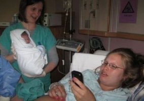 11. Приоритеты современных людей
--------------------------
Ну какие, блин, приоритеты? Очевидно же, что медсестра ребенка специально держит для фотки. Может, мама папе посылает фотку малыша, или старшим детям - показать братика или сестренку. 

Видеть в любом действии сразу дерьмо - может, это приоритеты современных людей?