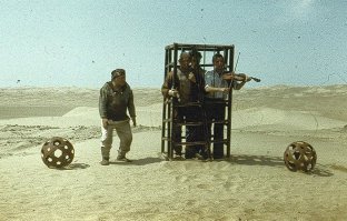 Тюменцев возмутили загоны для людей на вокзалах