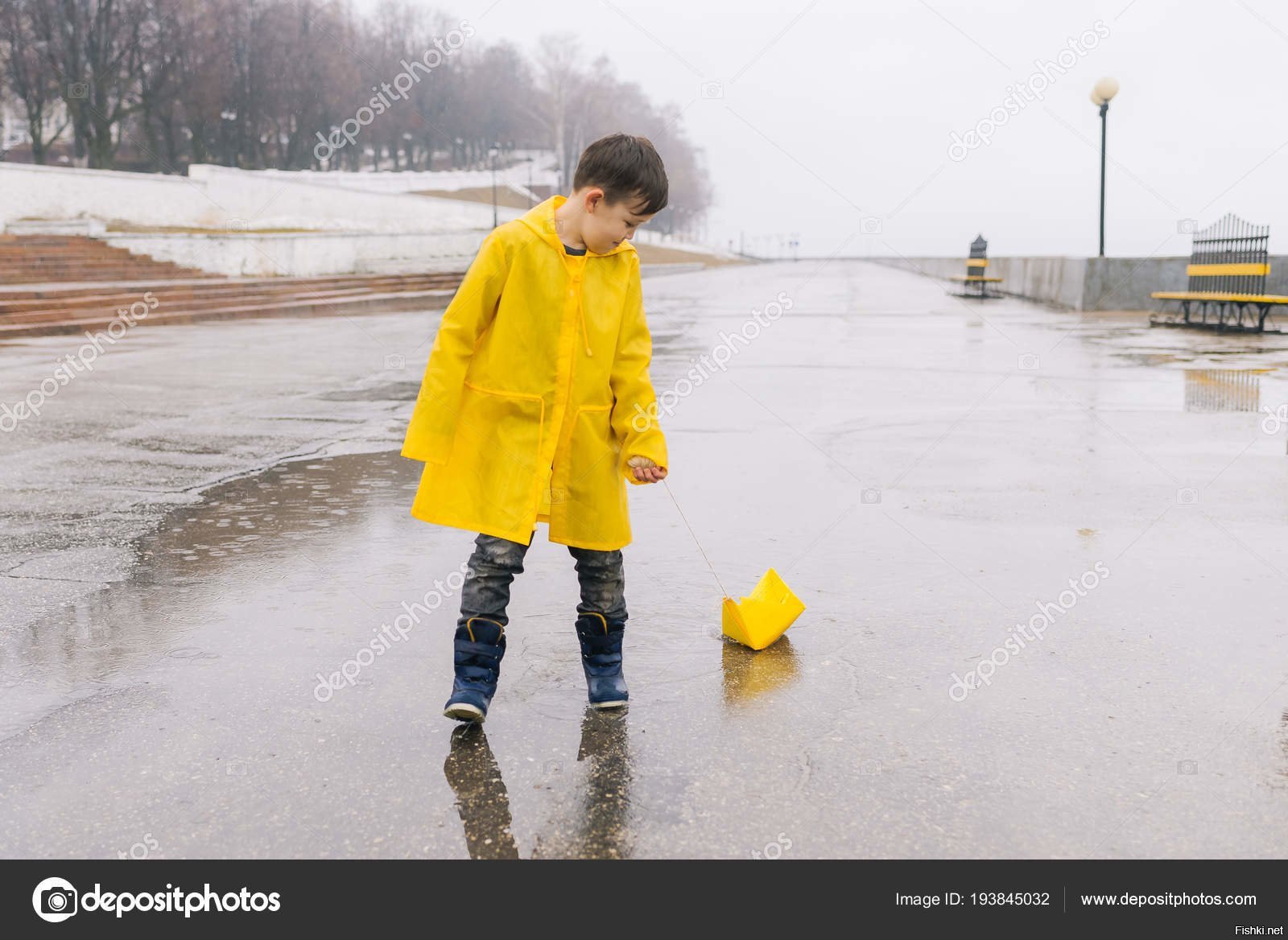 Мальчик в жёлтом дождевике