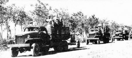 На фото первые два автомобиля в колонне - Studebaker US6, а третий похоже International M-5H-6. Студеров было всего выпущено 219 882 грузовиков, из них более 152 тысяч доставлены в СССР во время Второй мировой войны по договору ленд-лиза.