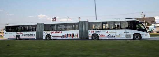 Я сначала посмотрел на фотографию - подумал самоделка. Из нескольких, разбитых в авариях. Прочитал - ну почти. Единственный экземпляр, собранный для испытаний полностью из стандартных узлов.
И собственно, испытания он провалил. Что на Будапештских улицах, что на Тегеранских. В смысле, не то, что бы совсем провалил, свой моторесурс прототип в Тегеране отъездил, но желания заказать крупную партию таких машин не возникло.
Собственно, опыт эксплуатации дабл-гармошки тоже пригодился. Просто ни Икарус занялся выпуском. Вот, например Скания. Трехсекционная, серийная