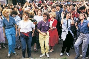 Стренная подборка. Невыразительная.
Вот одна из первых по запросу 80е... Четко выражает то время. Девченки в "бананах" дискотека.... я конечно для них тогда маловат был. Но тоже зажигал под Антонова:)