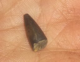 Возможно ПСМ, надо оружейника выловить и узнать.
Вот ещё один занятный экземпляр, кусок пули. Найдено так же в пистолетном тире. Калибр 7,62 скорее всего не мельче. Что интересно, пуля литая, видно на фото. Магнитом магнитится. У снайперов спрашивал наших, говорят, что не от СВД, СВД насквозь этот тир пробьёт. Из Калаша тоже навряд ли там стреляли.