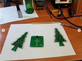На днях срукожопил себе ёлочку, из радиоконструктора, заказанного на Алишке.