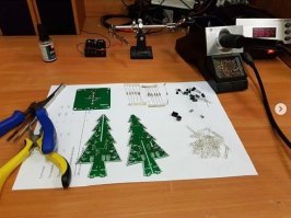 На днях срукожопил себе ёлочку, из радиоконструктора, заказанного на Алишке.