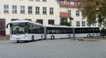 На картинке Goeppel go4city AutoTram Extra Grand на улицах Дрездена. 
Длина 30'730 мм, полная масса 42,2 тонны. Колесная формула 5х2х4: всего пять осей, четыре - управляемые, два ведущих моста. Полная пассажировместимость - 256 человек, включая 96 мест для сидения. Немецкий производитель в свое время был куплен россиянами, владельцами Кировского завода, речь шла не просто о сборке, а полноценной локализации производства. И маршрут в Новой Москве практически был согласовн...
Хотел бы рассказать подробнее, но этот дурацкий сайт с некоторых пор считает подробную информацию спамом...