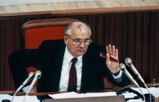 Вот тебе Бориска, три карандаша. Синим напиши, что это я Родину предал, а ты не при делах! Красным потом покаяние напишешь, мол пьян был, набарагозил, простите люди! Последним карандашом, завещание преемнику напишешь, чтоб приготовил три карандаша!)))