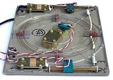 Интересный пост! Но автор забыл весьма экзотический вид памяти - магнитострикционный. Это линия задержки на проволоке.