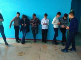 ну да, а мы, я помню, стояли вдоль стены и разглядывали свои руки, а пацаны - также в ряд - стояли напротив с другой стороны коридора возле подоконника и когда не дубасили друг друга сменкой по голове, тоже разглядывали свои руки.
иногда обзывали друг друга  и дубасили нас..а мы их..  далее - продолжали у стены разглядывать  руки