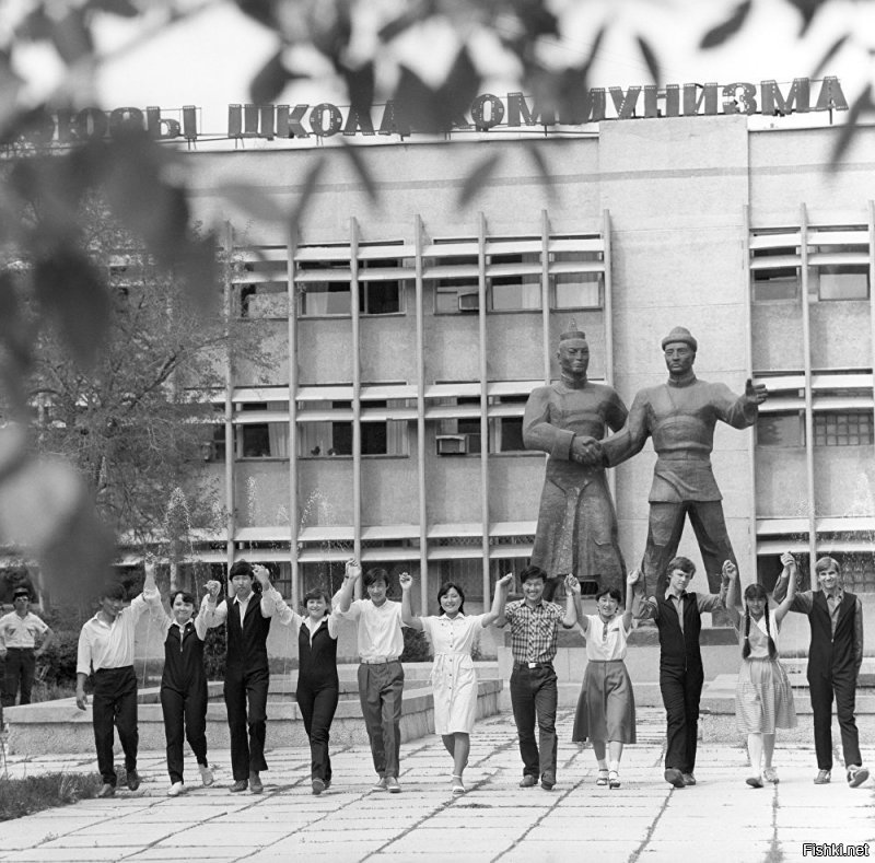 А это Джамбул,там тепло,там моя мама. На фото памятник Улан Батор и Сухэ Батор,символизировал дружбу народов,а потом казахи сказали что русские мешают им жить))