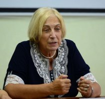 Ирина Медведева (род. 5 мая 1949 года, Москва), директор Института демографической безопасности, писатель, публицист и драматург, вице-президент и соучредитель Межрегионального Фонда социально-психологической помощи семье и ребёнку, сопредседатель Международного общества артпедагогов и арттерапевтов. Член Союза писателей России. Публицист, работает в постоянном соавторстве с Т. Л. Шишовой. Основная тематика публицистических работ   вопросы воспитания подрастающего поколения. Выступает за физические наказания в семье.
Дочь детского поэта Якова Лазаревича Акима.
По мнению сексолога И. С. Кона, подготовленный в 1996 году Медведевой И. Я. и Шишовой Т. Л. доклад по вопросам полового воспитания российских школьников   «редкая смесь невежества, фальсификации и переворачивания причинно-следственных связей.
Конченая мракобеска.