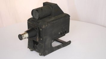 До компов, был такой аппарат "Эпидиаскоп" назывался. Можно было прозрачные и непрозрачные рисунки проецировать на плоскость с возможностью масштабирования, при помощи системы встроенных линз.