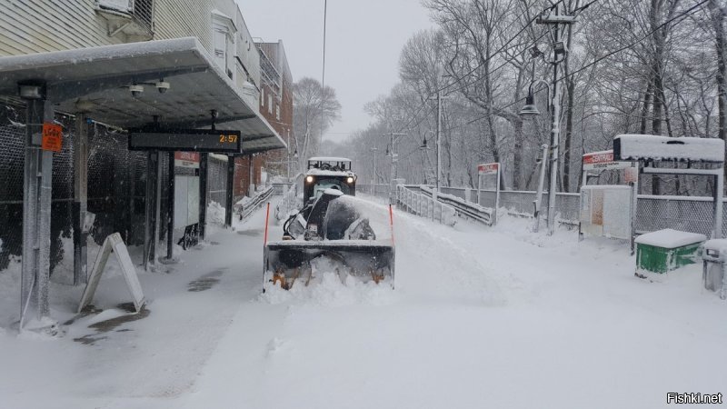 на первом фото - Бостон. Я там прям щас. В аэропорту. И погода такая там тоже прям щас.
На втором фото - Сан-Диего, Калифорния. я туда лечу прям щас... и погода там такая - тоже прям щас.